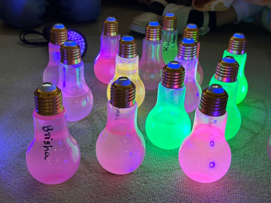 Glowing Lightbulbs