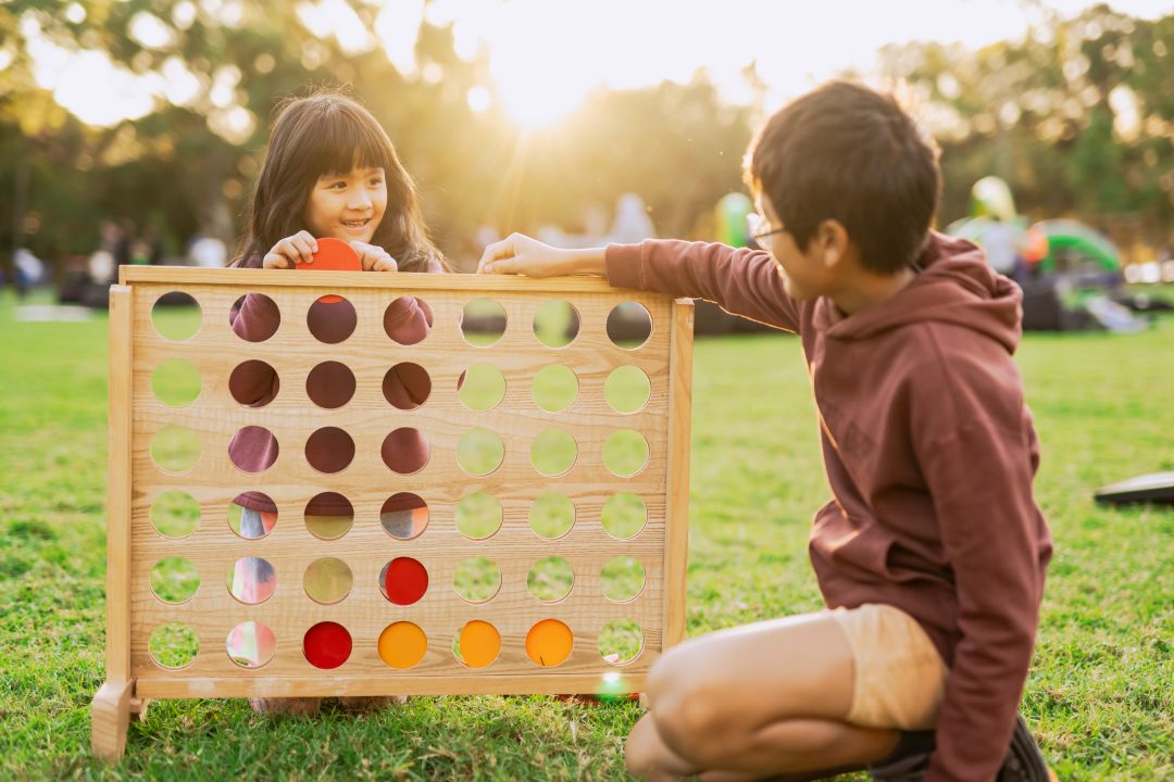 Children playng connect 4