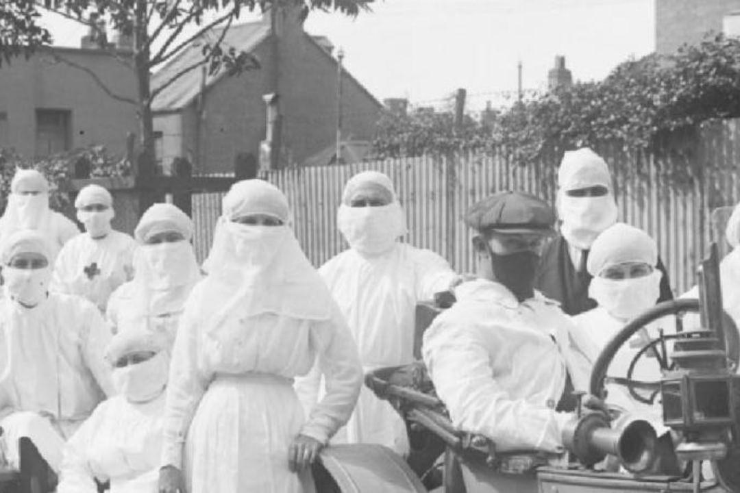 picture of 1919 pandemic, medical staff wearing protective equipment