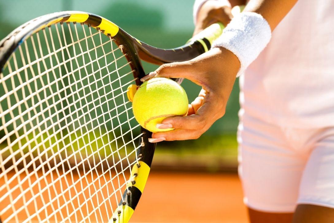 tennis player getting ready to serve