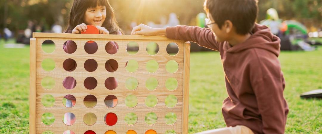Children playng connect 4