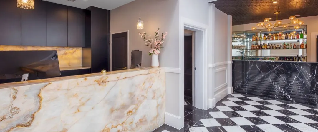 holiday inn and suites